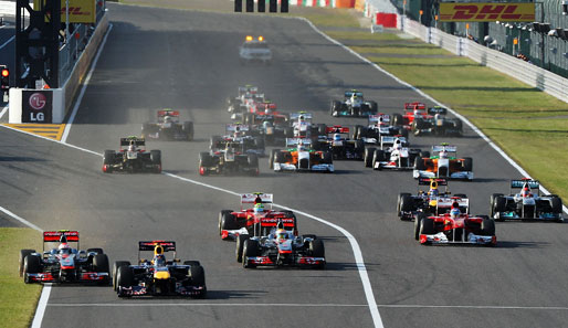 Der Auftakt der Weltmeister-Fahrt: Vettel kommt schlecht weg, Button muss auf das Gras. Die Stewards verzichteten auf eine Strafe