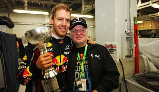 Ein schönes Bild: Norbert Vettel (r.) und sein Sohn feiern den zweiten WM-Titel