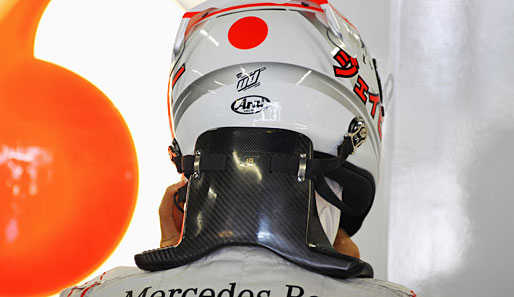 Schnellster war dieser Mann: Jenson Button. Er war einer von vielen Fahrern, die mit ihrem Helmdesign der Tsunami- und Atomkatastrophe in Japan gedachten