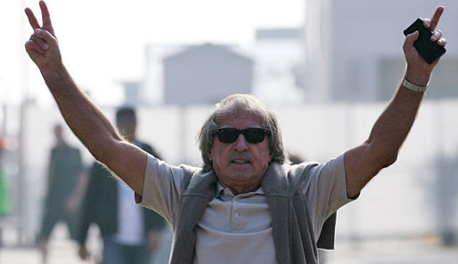 Was will uns Formel-1-Urgestein Jacques Laffite mit dieser Geste sagen. Zeigt er dem Fotografen eher das Victory-Zeichen oder seinem Hintermann den Stinkefinger?