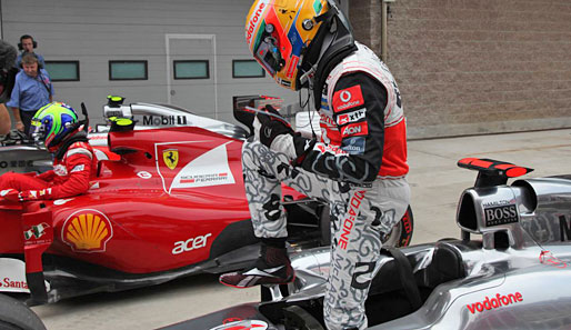 Lewis Hamilton war trotzdem schneller und holte seine erste Pole seit Kanada 2010. Beim Aussteigen stellte er den aktuellen Quali-Overall von McLaren zur Schau