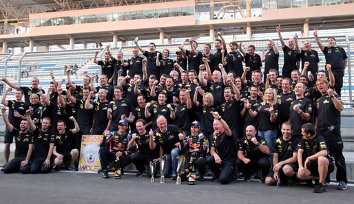 Das Red-Bull-Team feiert jedes Wochenende. Erst den Fahrer-Titel, jetzt den Konstrukteuer-Titel. Glückwunsch von dieser Stelle