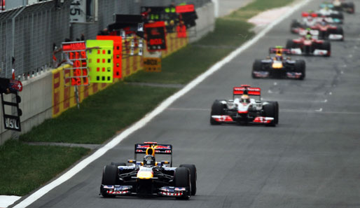 Ein Bild für die ganze Saison. Nach dem Überholmanöver an Hamilton kontrollierten Vettel und Red Bull das Geschehen nach Belieben