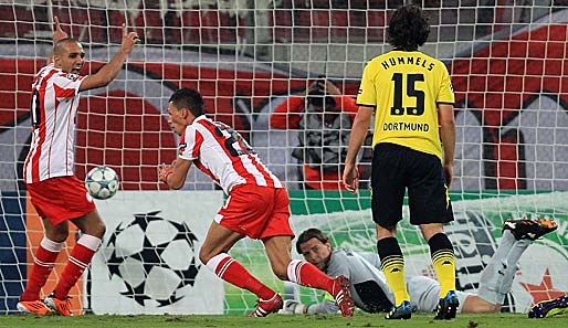 Piräus - Dortmund 3:1: Schon in der achten Spielminute netzte Ex-Löwe Jose Holebas (M.) zur Führung für Olympiakos ein