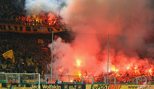 Borussia Dortmund - Dynamo Dresden 2:0: Das größte Feuerwerk war schon vor der Partie zu sehen. Unverbesserliche Dynamo-Fans hüllten den Signal Iduna Park in Rauch
