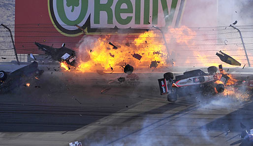 Nach diesem fürchterlichen Unfall beim Finale der IndyCar Series in Las Vegas ist Dan Wheldon gestorben. Sein Auto schleuderte in die Fangzäune und fing Feuer