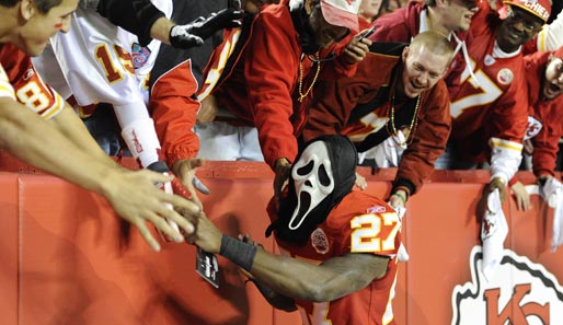 Die Kansas City Chiefs feierten in der NFL einen Sieg über die San Diego Chargers - und anschließend Halloween mit den Fans. Saftey Paul Oliver lehrt die Anhänger das Fürchten