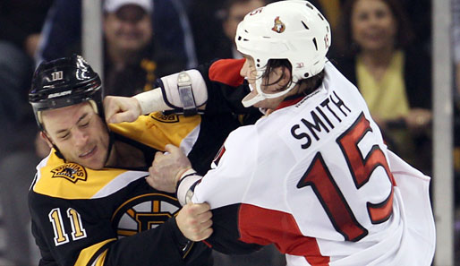 Voll auf die Zwölf! Zack Smith von den Ottawa Senators und Bruins-Spieler Gregory Campbell regeln ihre Meinungsverschiedenheit auf die traditionelle Weise