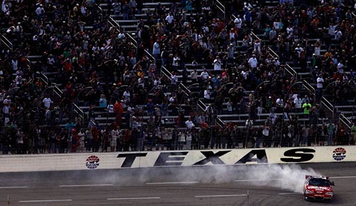 So zeigt ein echter Amerikaner seine Freude: Tony Stewart gewinnt das AAA Texas der NASCAR Sprint Cup Series