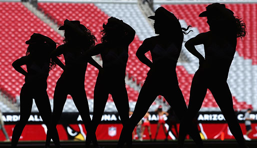 Einen heißen Schattentanz bieten die Cheerleader der Arizona Cardinals vor dem NFL-Spiel gegen die St. Louis Rams