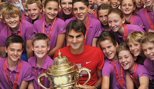 Auf dieses Bild wollten sich wohl alle Balljungen schmuggeln. Kein Wunder. Schließlich hat Roger Federer die Swiss Indoors in seiner Geburtsstadt Basel gewonnen