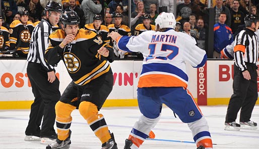So lieben wir die NHL: Adam McQuaid von den Boston Bruins lässt gegen Matt Martin von den New York Islanders die Muskeln spielen