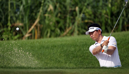 Abschlag aus dem Untergrund: Golfer Y.E. Yang schickt seinem Ball einen hoffnungsfrohen Blick hinterher