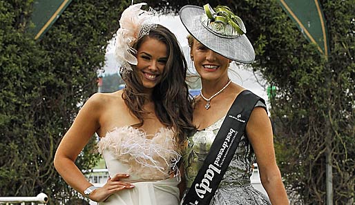 Das wichtigste beim Pferderennen sind die Hüte. Nettles Lamont (r.) weiß das, und trägt deshalb völlig zu Recht die "Best Dressed Lady"-Schärpe. Ohne Hut: Miss Universe NZ