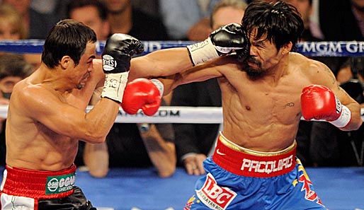 Voll aufs Auge! Juan Manuel Marquez landet mit seiner Linken im Gesicht von Manny Pacquiao. Pacquiao feiert in Las Vegas am Ende aber einen umstrittenen Sieg
