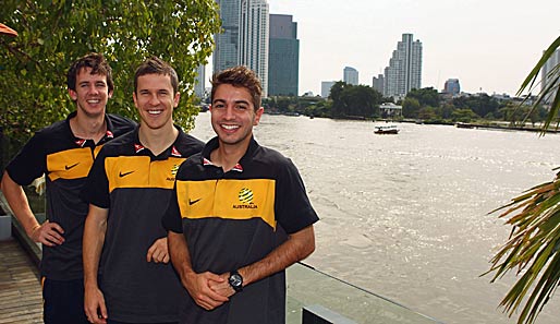 Die Socceroos grinsen mal wieder um die Wette: Die Australier Robbie Kruse, Matt McKay und Michael Zullo vor der Skyline von Bangkok