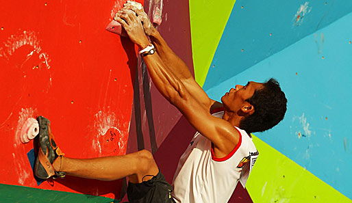 Ein "E" kaufen ist zu einfach. Der Indonesier Rachmad Afmi Topa klettert bei den Southeast Asian Games an einer Wand hoch, die irgendwie ans Glücksrad erinnert