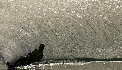 Indra Hardinata und die Wasserwand beim Wasserski Slalom der Southeast Asian Games