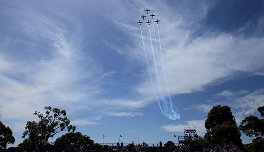 Mit einer wunderbaren Formation eröffnet die Royal Australian Air Force den Presidents Cup 2011 in Melbourne