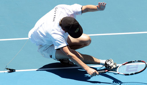 So muss ein Sturz aussehen: Der australische TV-Star Charles Cottier zeigt bei einem Charity-Event in Sydney, dass nicht jeder für den Tennissport gemacht ist