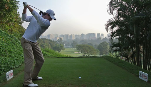 Als Profi-Golfer kommt man rum in der Welt! Rory McIlroy schwingt zurzeit in Hong Kong das Eisen. Schöne Aussicht