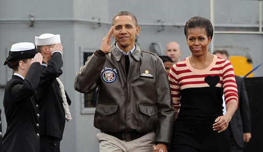 Mittendrin US-Präsident Barack Obama nebst Gattin Michelle. Ob Händchenhalten beim Salutieren überhaupt erlaubt ist?