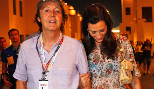 Ganz hoher Besuch in Abu Dhabi. Sir Paul McCartney zeigte seiner Frau Nancy Shevell die Formel 1. Die hat übrigens als Tochter eines Spediteurs durchaus Benzin im Blut