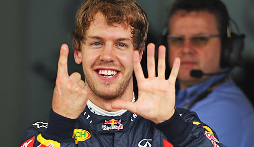 Dieser Sebastian Vettel hat vielleicht Probleme... Wie zeigt man denn mit zwei Händen die Zahl 15 an? Seine Idee ist gut, eines Rekordhalters würdig