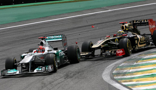 Schumacher und Senna kollidierten im Senna-S. Schumis Rennen war nach dem Reifenplatzer gelaufen
