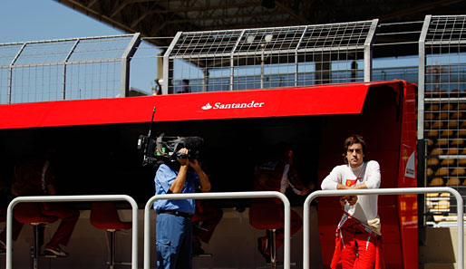 Wer steht denn da und schaut irgendwie traurig drein? Das ist ja Fernando Alonso. Und was war sein Problem?