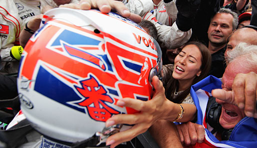 UNGARN-GP: Bitte zerquetscht die arme Frau nicht! Tumultartige Szenen bei der Gratulation von Jessica Michibata an Freund und Sieger Jenson Button