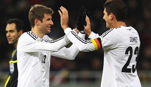 Den Schlusspunkt setzte schließlich Thomas Müller (l.). Sehr zur Freude auch von Mario Gomez, der die DFB-Elf zum ersten Mal als Kapitän aufs Feld geführt hatte