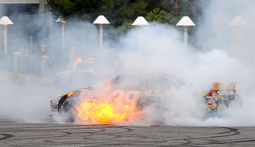 NASCAR-Fahrer Ryan Newman vom US-Army-Team lässt bei einem Burnout auf der Ehrenrunde in Las Vegas zur Feier des Tages seinen Motor hochgehen