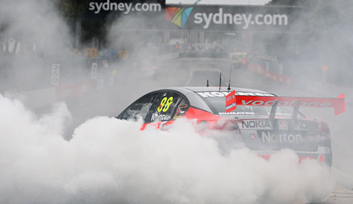 Jamie Whincup feiert seinen Sieg bei den Sydney 500 mit einem Burnout