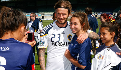 Ein Bild fürs Familienalbum: David Beckham machte bei einer öffentlichen Trainingssession einen weiblichen Fan glücklich