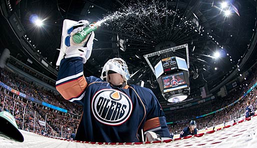 Oilers-Goalie Devan Dubnyk sorgt dafür, dass die Ice Girls auch zu seinem Tor kommen müssen
