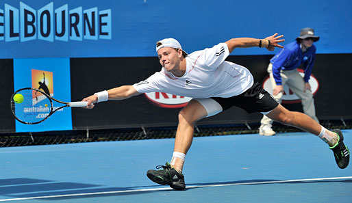 James Duckworth muss sich ganz lang machen im Spiel gegen Greg Jones in der Qualifikation zu den Australian Open 2012