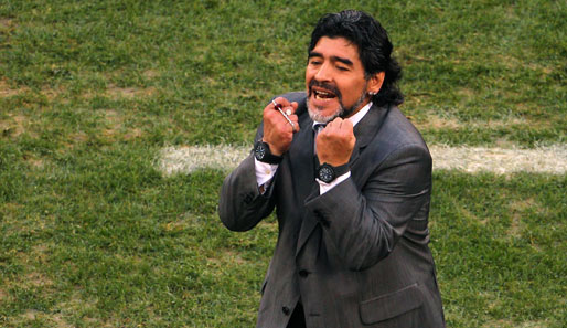 Platz 2: Diego Armando Maradona (51) hat nach seiner Entlassung als Nationaltrainer Argentiniens beim arabischen Klub Al Wasl unterschrieben. Er verdient ca. 11,9 Millionen Euro