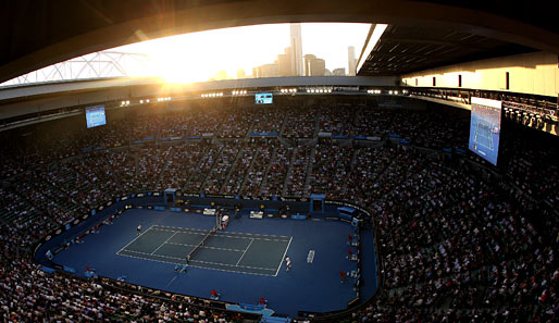 Während die australische Sonne unter geht, ist die Rod Laver Arena gut gefüllt. Die Night Session steht an: Djokovic vs Ferrer