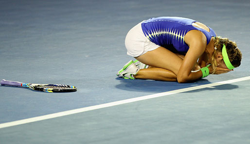 Ganz anders als die neue Nummer eins der Damen-Weltrangliste Victoria Azarenka, die nach dem Matchball vor Freude sekundenlang auf dem Boden lag