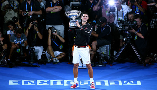 Und so wurde die ganze Welt Zeuge, wie Novak Djokovic zum dritten Mal in seiner Karriere den Norman Brookes Challenge Cup in die Höhe stemmte