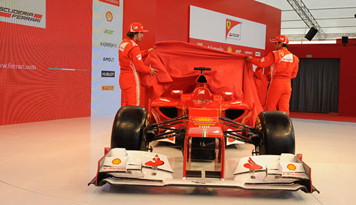Die Fahrer Fernando Alonso und Felipe Massa enthüllten ihren neuen Dienstwagen ...