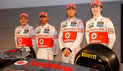 Die McLaren-Fahrer der Saison 2012 von links nach rechts: Testfahrer Gary Paffet, Lewis Hamilton, Jenson Button und Testfahrer Oliver Turvey
