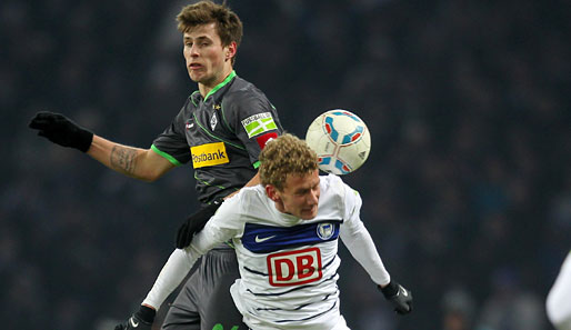 Hertha BSC - Mönchengladbach 0:2 n.V. - Havard Nordveit (l.) setzt sich im Luftkampf gegen Fabian Lustenberger (r.) unfair durch