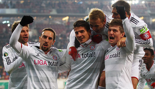 Gruppenjubel: Die Bayern feiern den Treffer von Mario Gomez (3.v.l.) zum 0:2