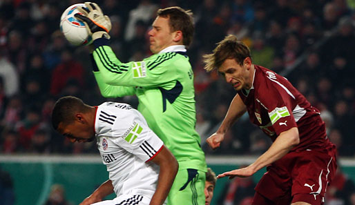 Manuel Neuer (M.) gewinnt den Luftkampf gegen Freund und Feind