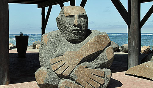 Herrlicher Ausstellungsraum in Swakopmund: Eine Skulptur direkt am Strand
