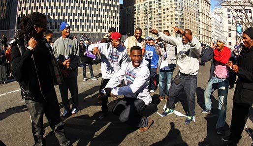 Die Giants selbst nutzten die ungewohnt freien Straßen New Yorks, um ein paar Tänzchen aufzuführen, wie hier unter anderem Prince Amukamara and Antrel Rolle