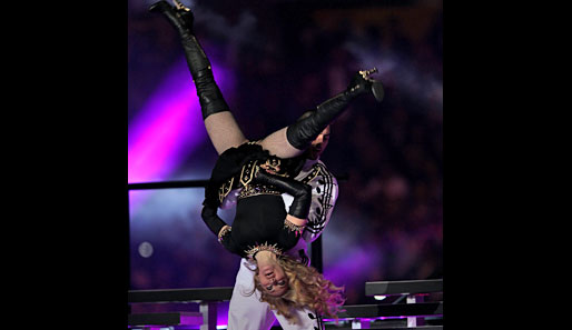 Madonnas Träger wurden sogar zu Madonna-Wirblern und schleuderten die immer noch erstaunlich fitte Pop-Ikone durch die Luft