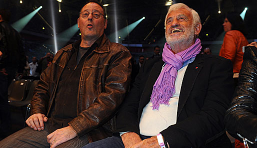 Auch die ganz großen Filmstars zog der Klitschko-Fight an den Ring. Hier bewundern Jean Reno (l.) und Jean Paul Belmondo sichtlich angetan die Geschehnisse des Abends